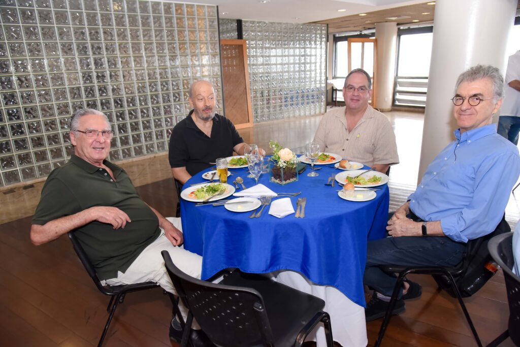 Tradicional almoço do Clube de Engenharia homenageia aniversariantes de abril f45 5081
