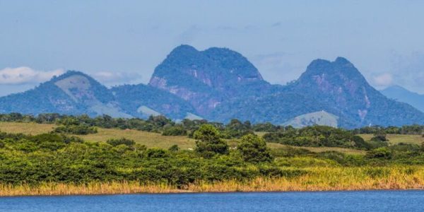 Com uma área equivalente a 500 campos de futebol, a Lagoa de Imboassica é um ecossistema único. Também é um local de lazer, morada e pesca para os habitantes de Macaé | Foto: Luiz Claudio Bittencourt (Nupem/UFRJ)